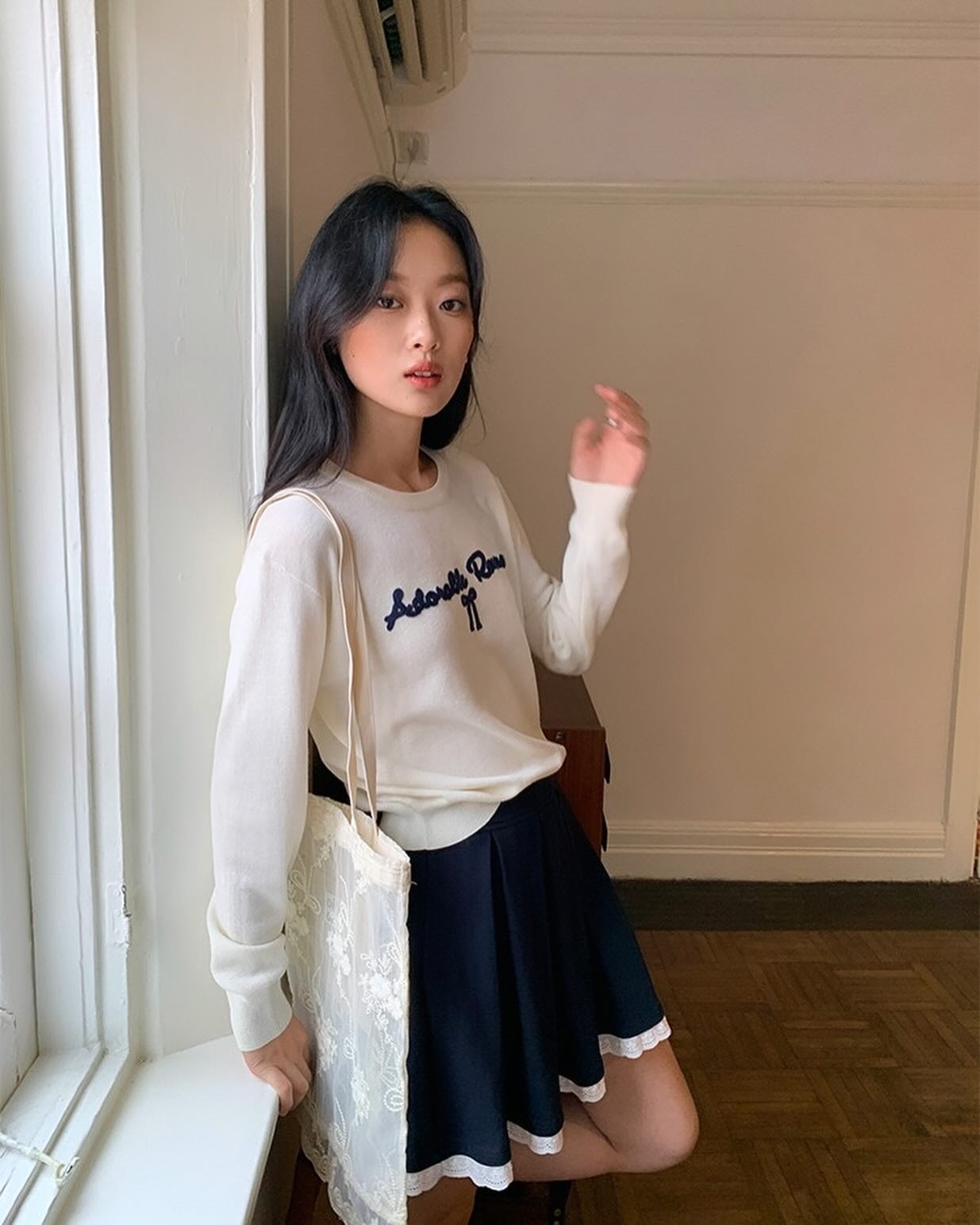 圓領字母刺繡針織衫