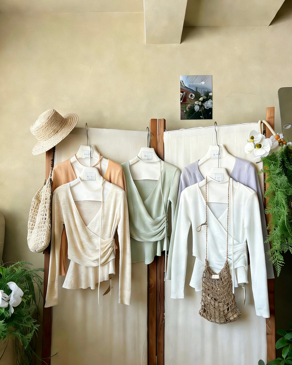 Gentle and Elegant Waist-Cinching Ruffle Knit Top