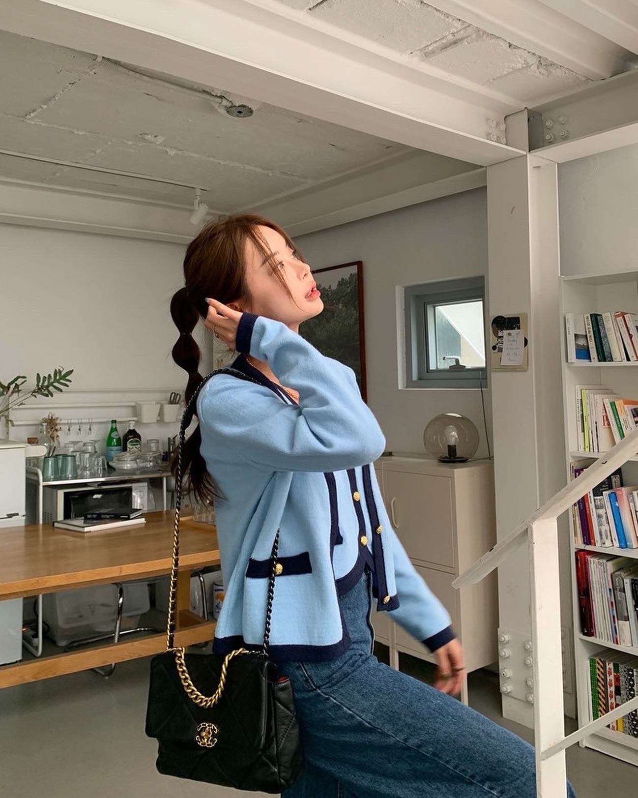 V-neck single-breasted vest + color-block knit cardigan