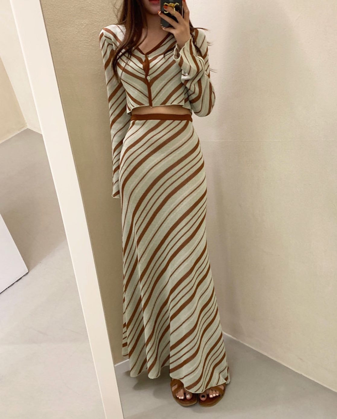 Vネックニットトップ+ロングスカート