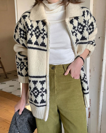 レトロな切り替えカラーのニットカーディガン