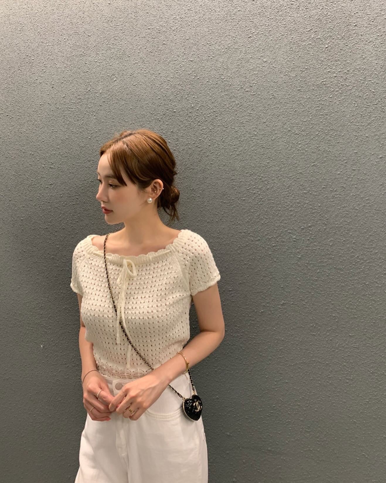 ボーダー柄の透かしリボントップス