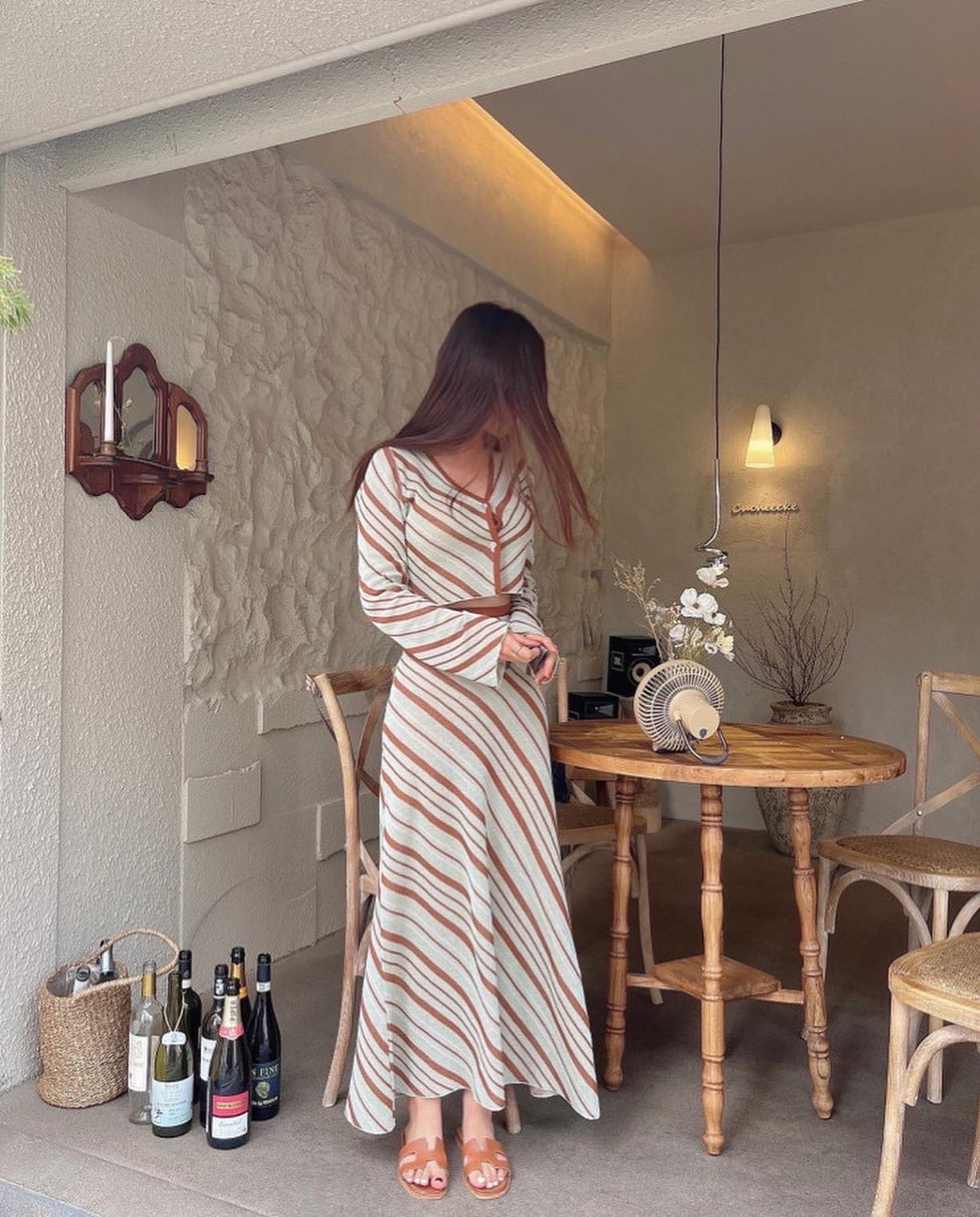 Vネックニットトップ+ロングスカート