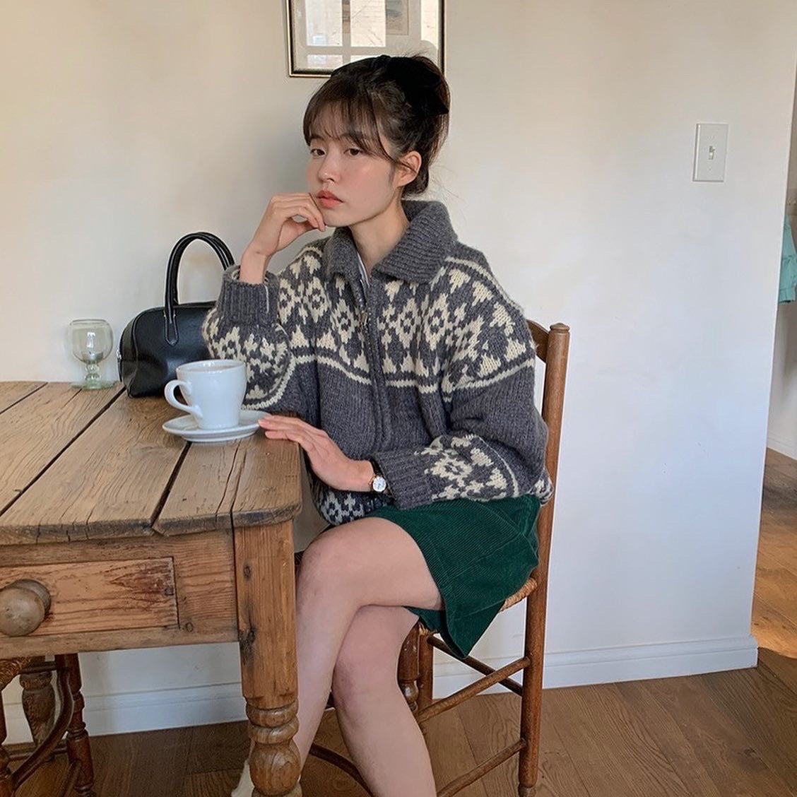 レトロな切り替えカラーのニットカーディガン