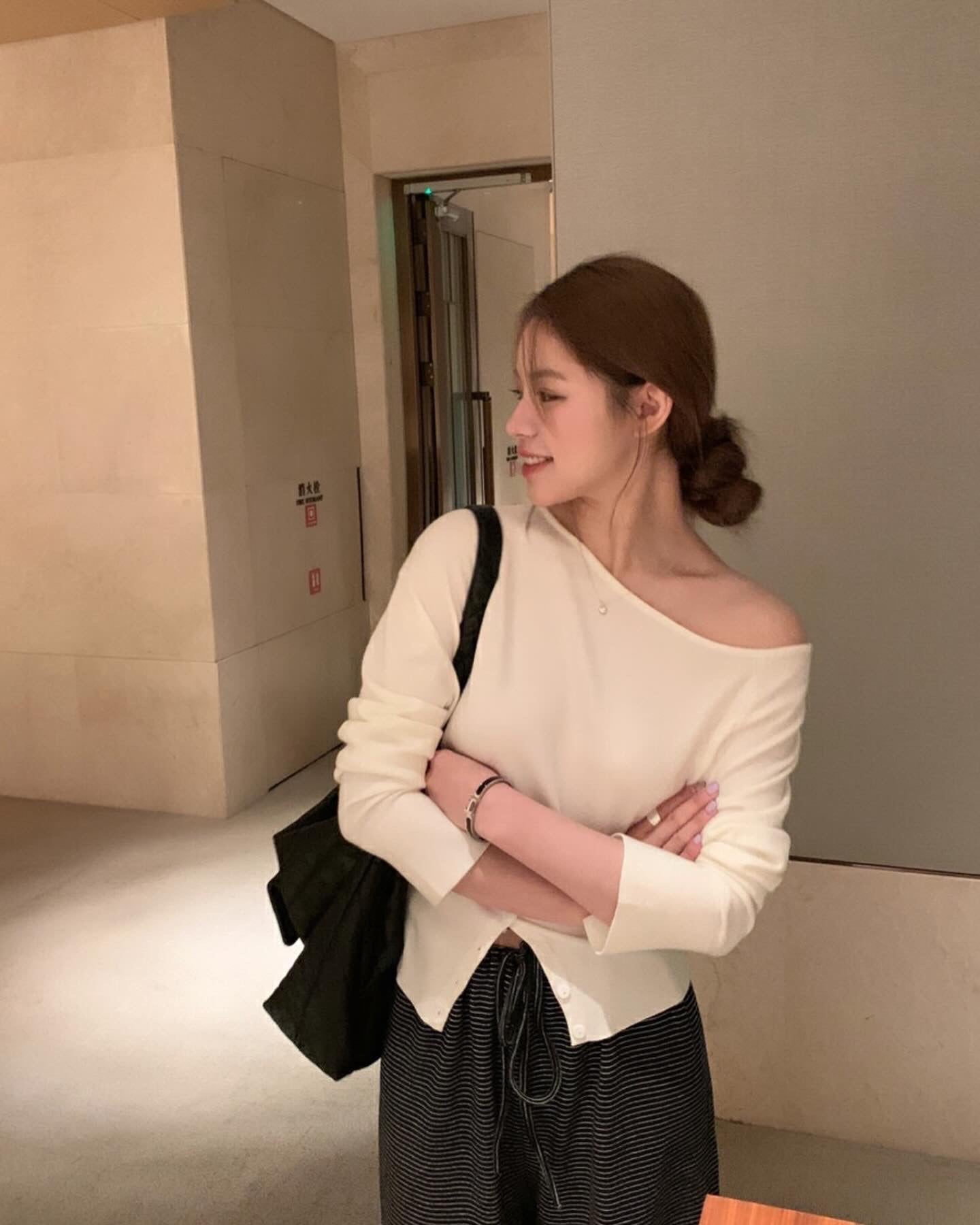 簡約斜肩針織top