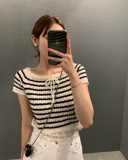 ボーダー柄の透かしリボントップス