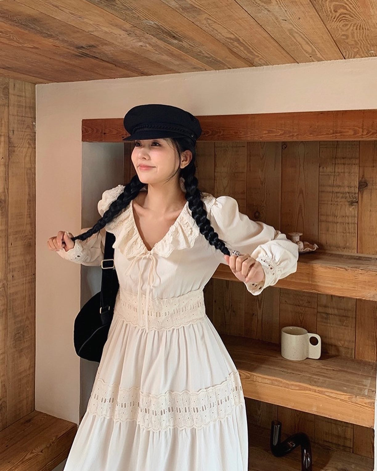 レース襟付きロングドレス