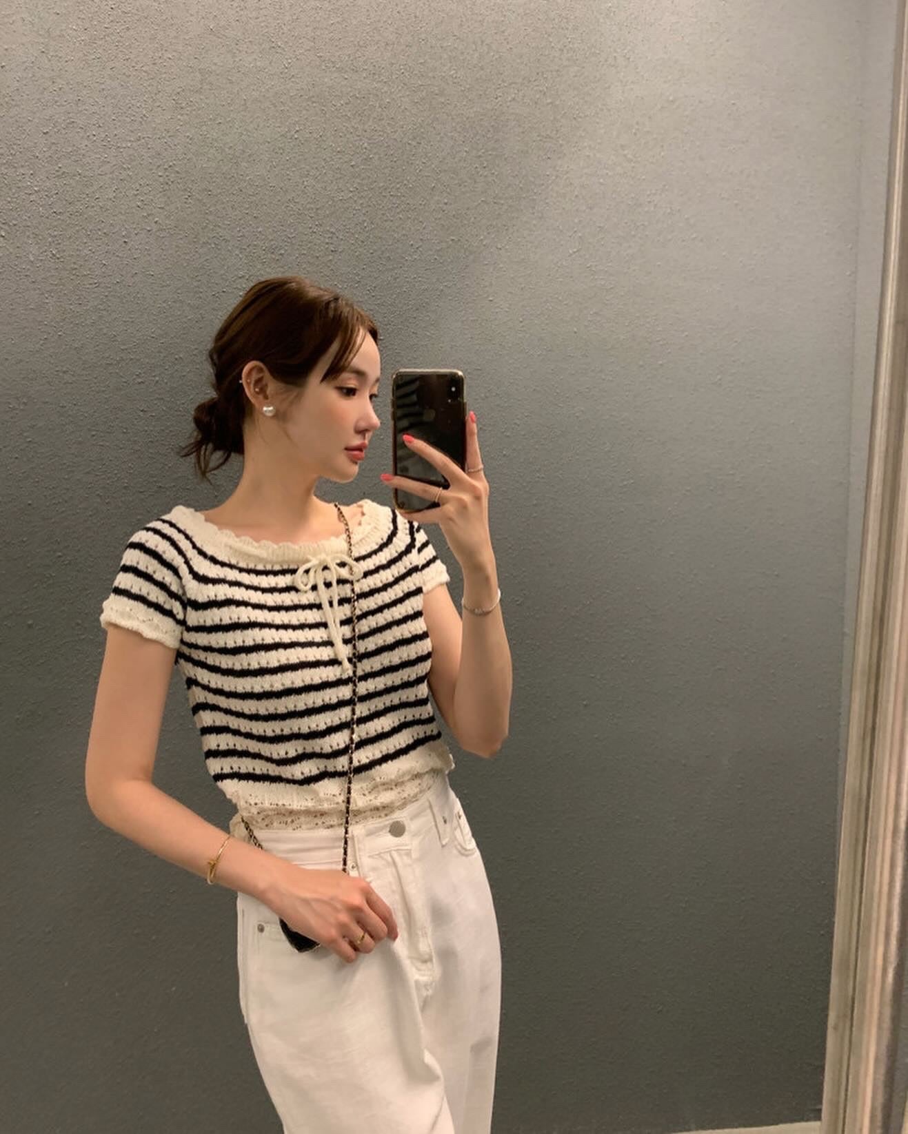 ボーダー柄の透かしリボントップス