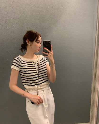 ボーダー柄の透かしリボントップス