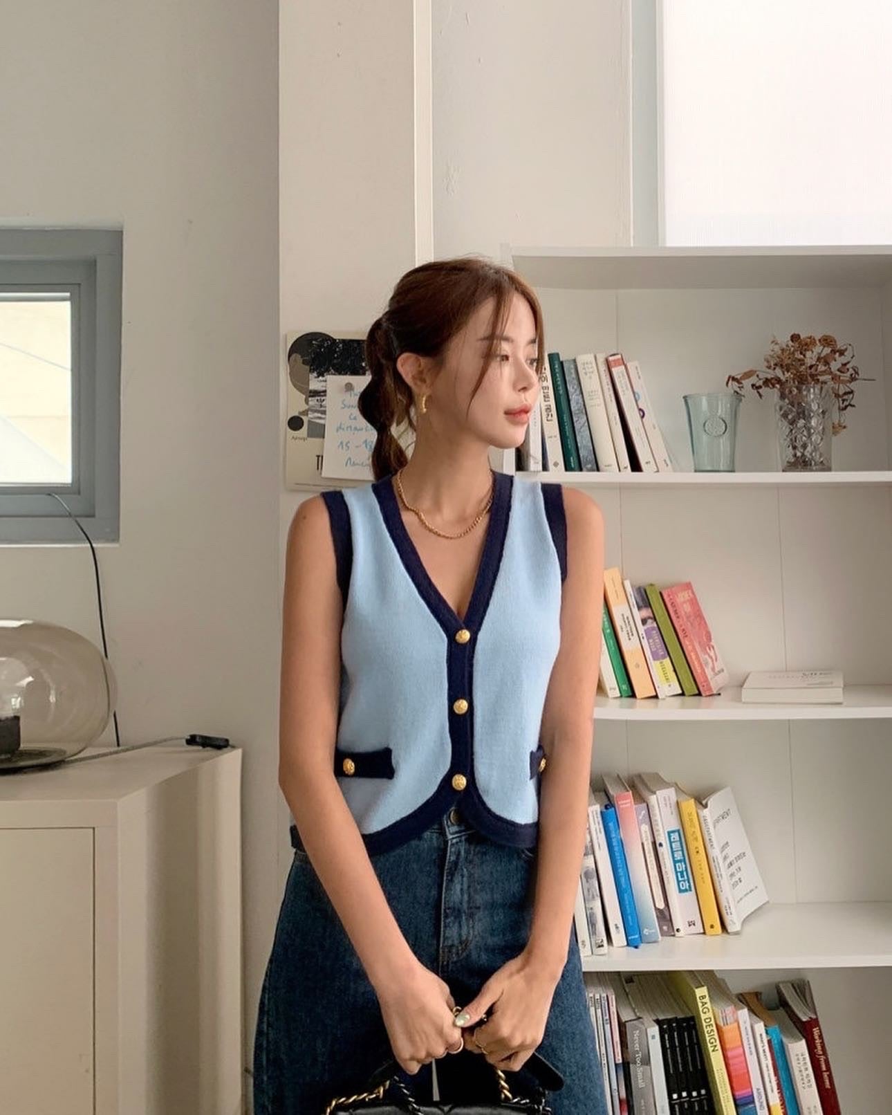 V-neck single-breasted vest + color-block knit cardigan