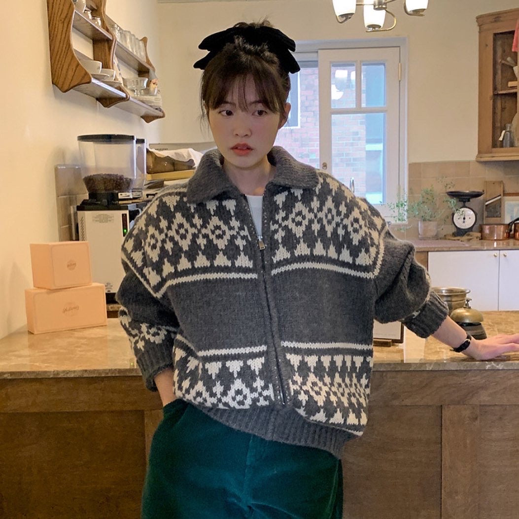 レトロな切り替えカラーのニットカーディガン