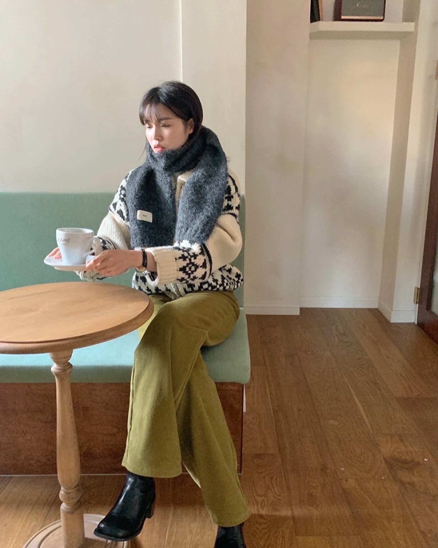 レトロな切り替えカラーのニットカーディガン