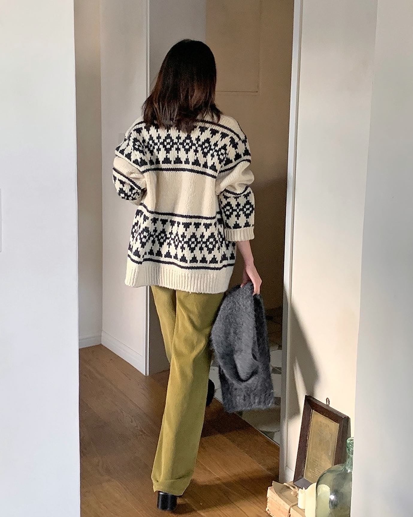 レトロな切り替えカラーのニットカーディガン