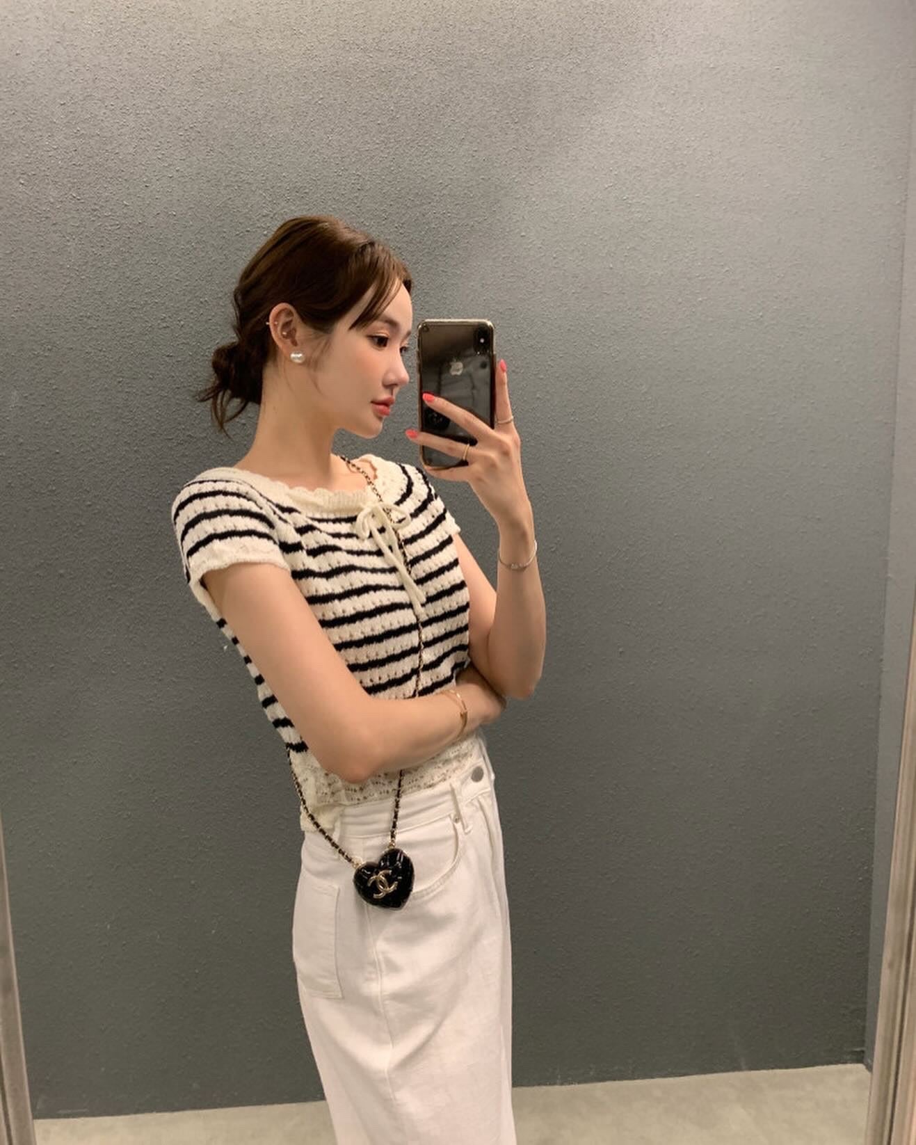 ボーダー柄の透かしリボントップス