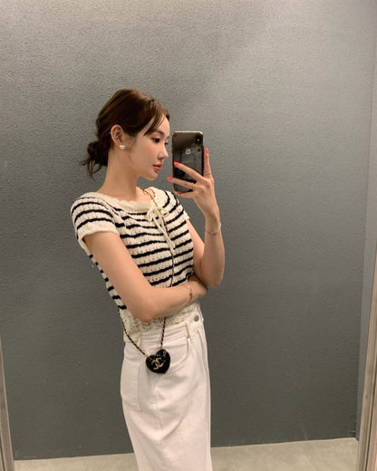 ボーダー柄の透かしリボントップス