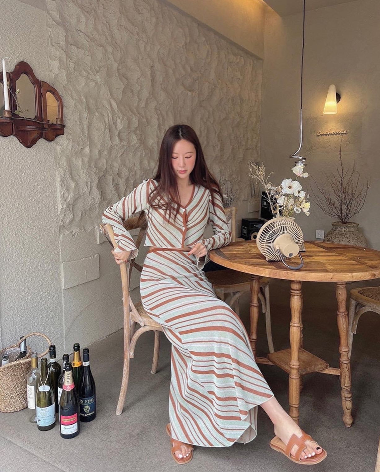 Vネックニットトップ+ロングスカート