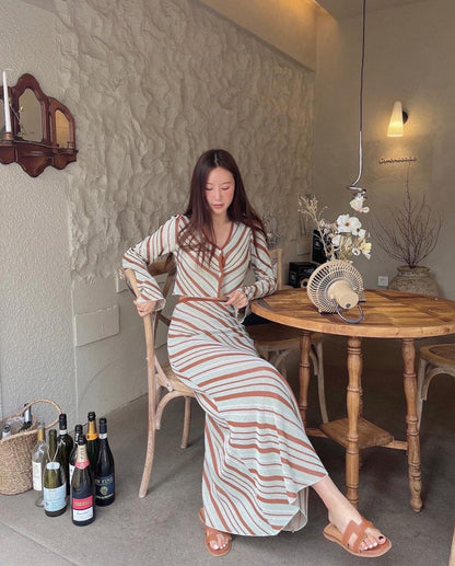 Vネックニットトップ+ロングスカート