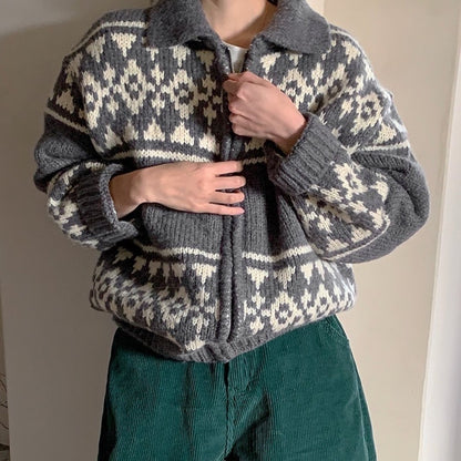 レトロな切り替えカラーのニットカーディガン