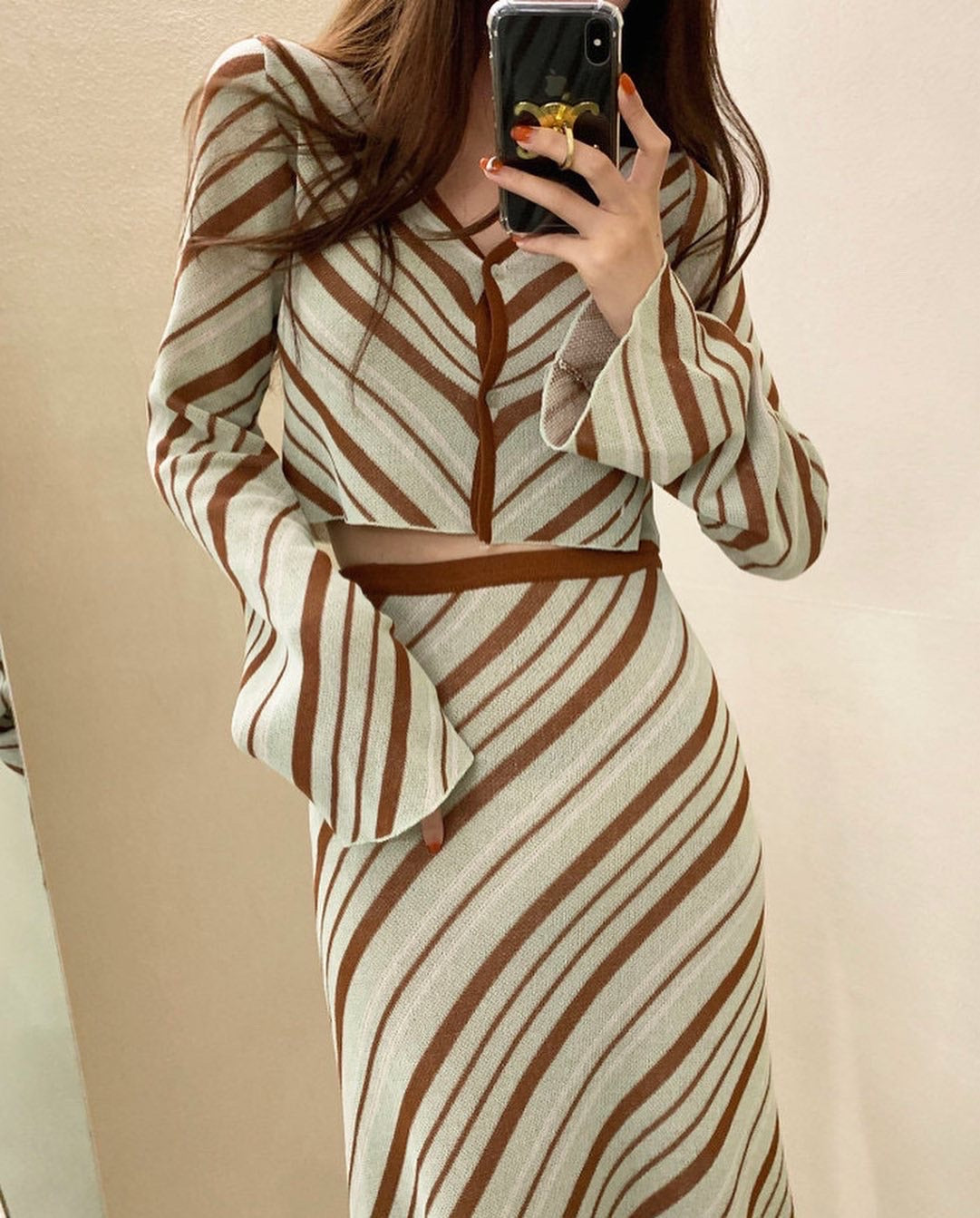 Vネックニットトップ+ロングスカート