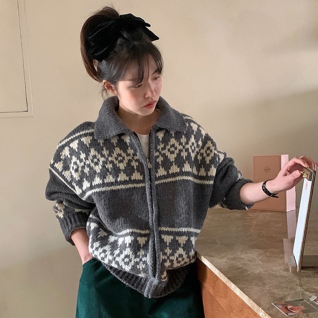 レトロな切り替えカラーのニットカーディガン