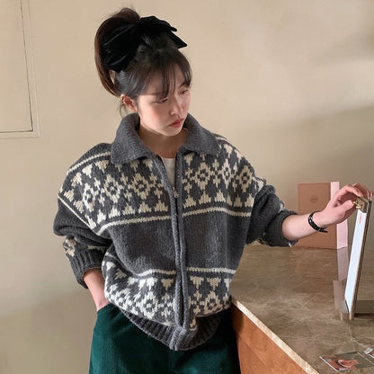 レトロな切り替えカラーのニットカーディガン