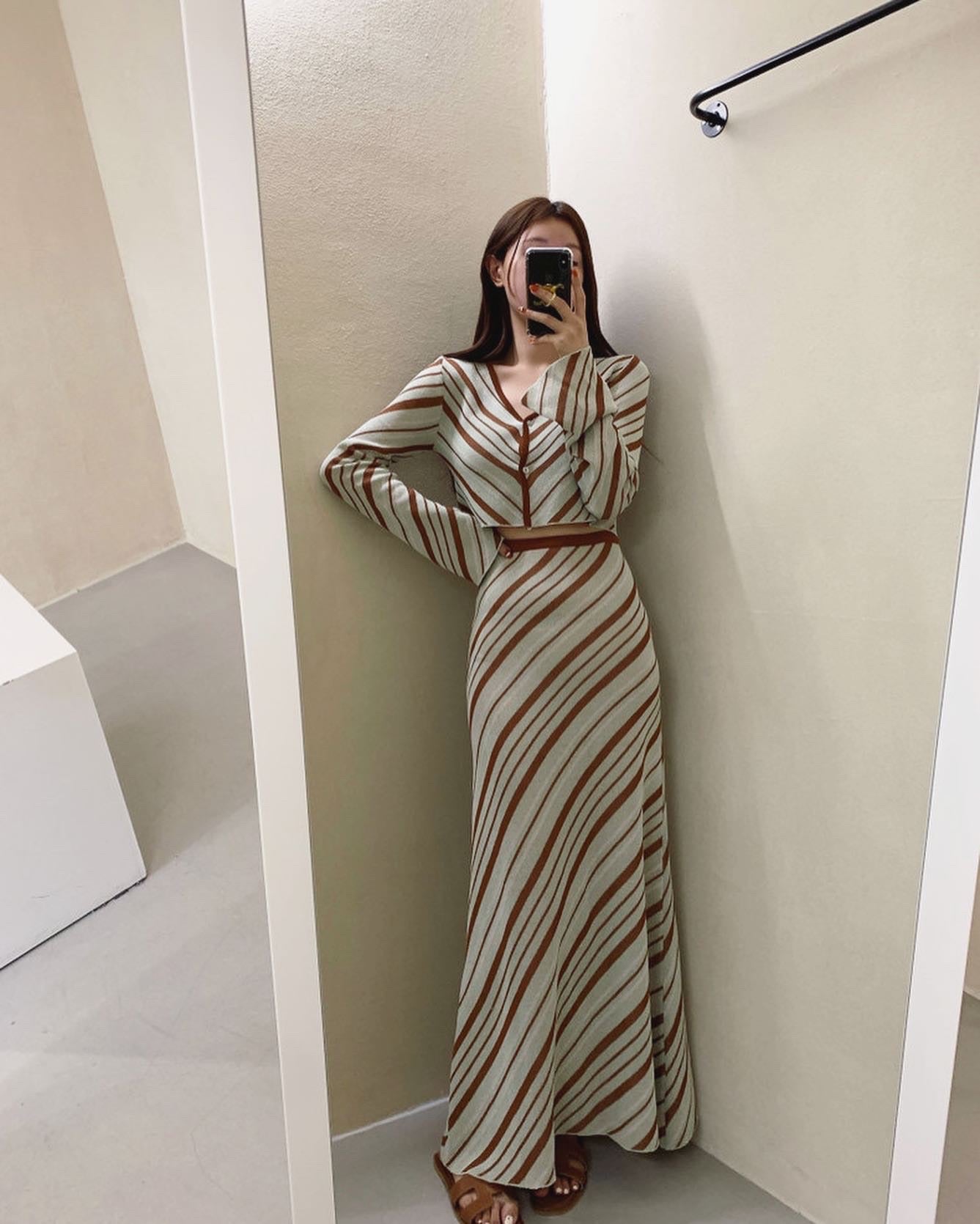 Vネックニットトップ+ロングスカート