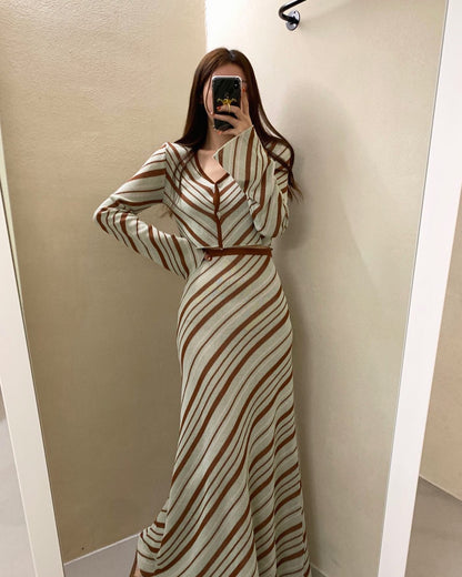 Vネックニットトップ+ロングスカート