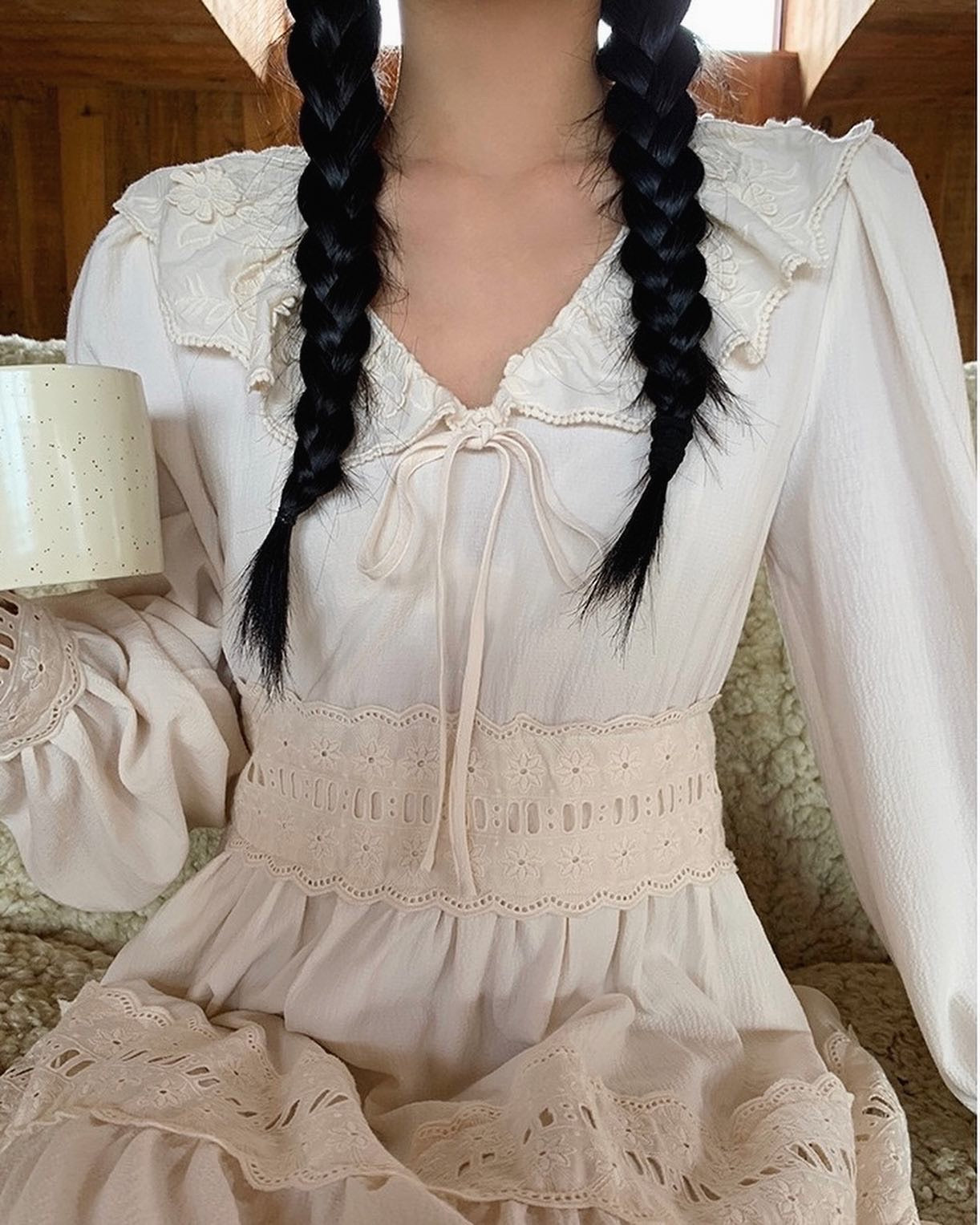 レース襟付きロングドレス