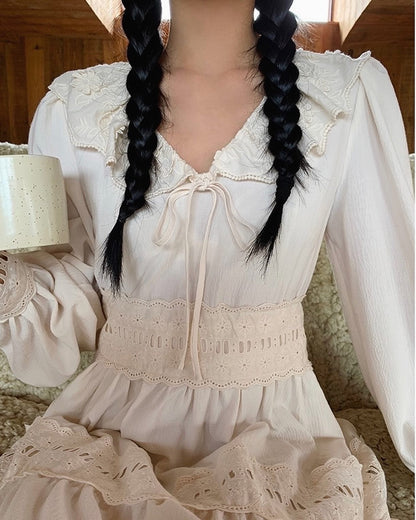 レース襟付きロングドレス