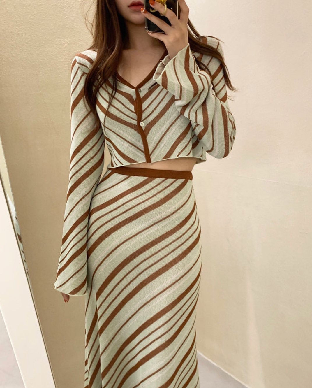 Vネックニットトップ+ロングスカート