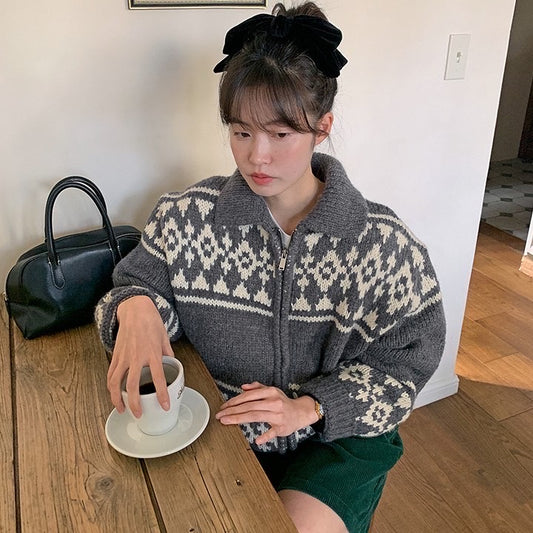 レトロな切り替えカラーのニットカーディガン