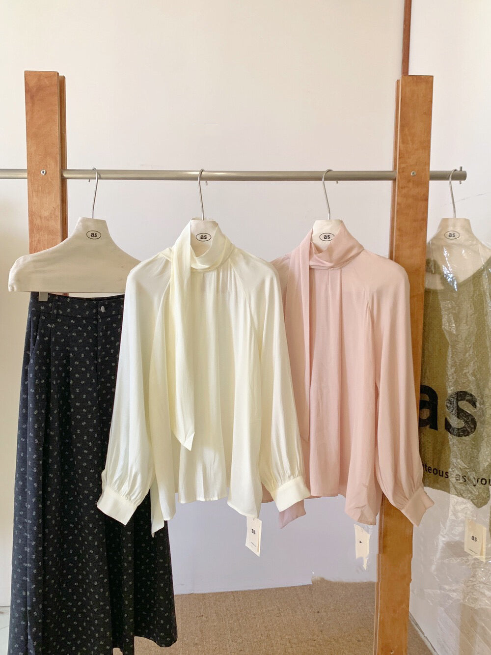 前後兩穿立領飄帶壓褶小衫