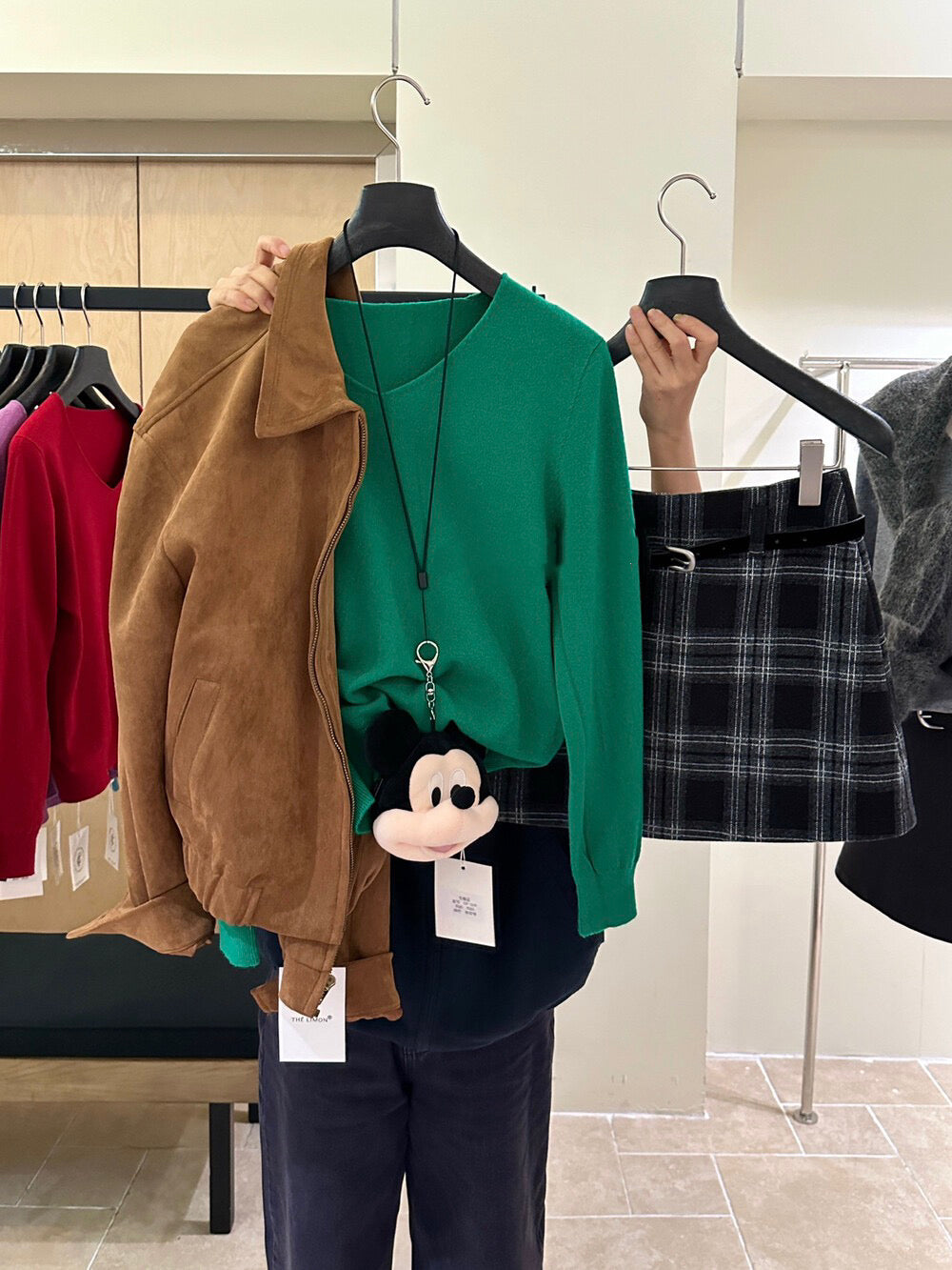 V-neck versatile seamless integrated design top