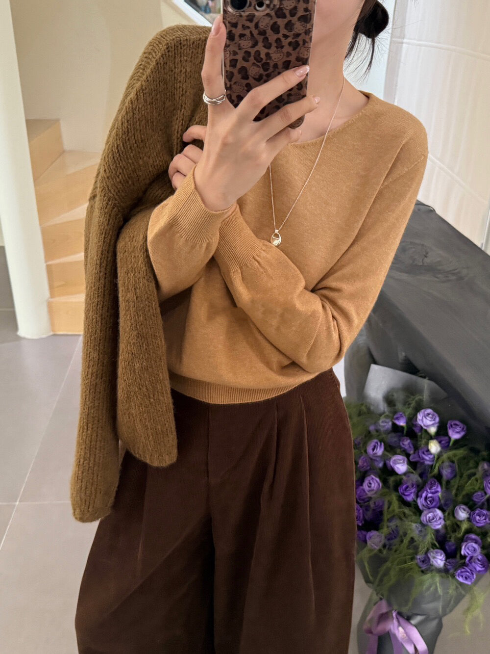 V-neck versatile seamless integrated design top