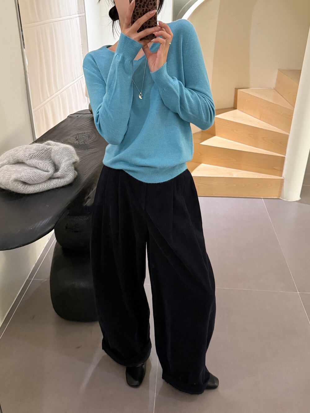 V-neck versatile seamless integrated design top