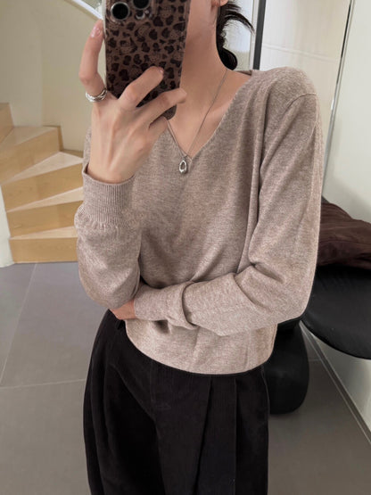 V-neck versatile seamless integrated design top