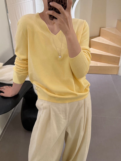 V-neck versatile seamless integrated design top