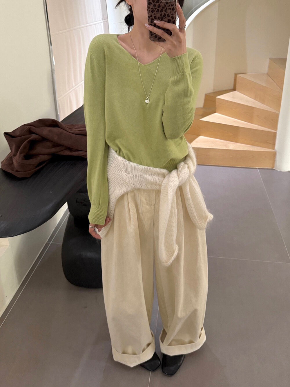 V-neck versatile seamless integrated design top