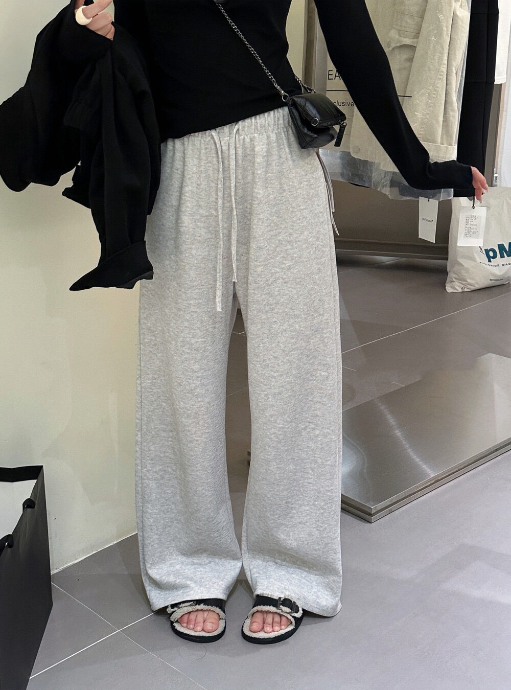 ソフトで万能な快適カジュアルパンツ