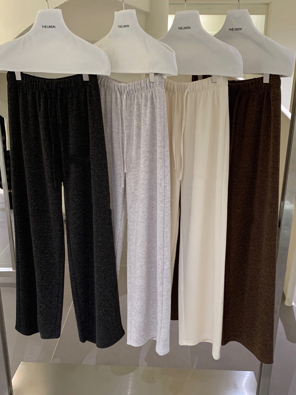 ソフトで万能な快適カジュアルパンツ