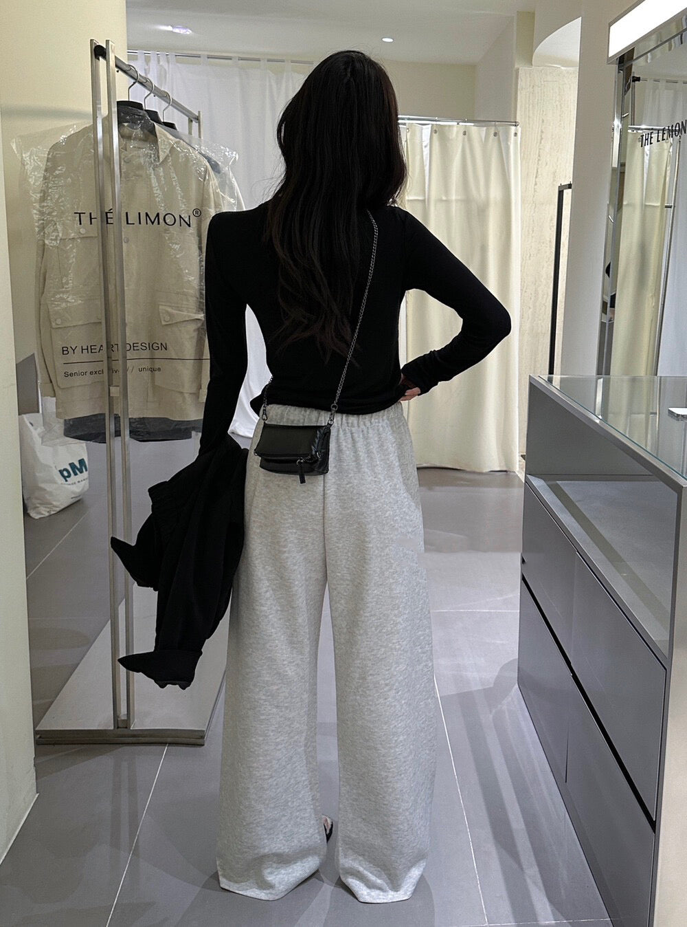 ソフトで万能な快適カジュアルパンツ