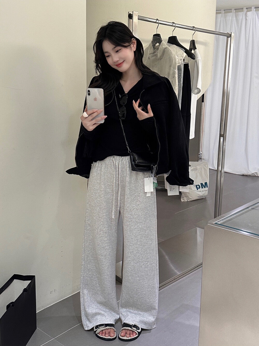 ソフトで万能な快適カジュアルパンツ