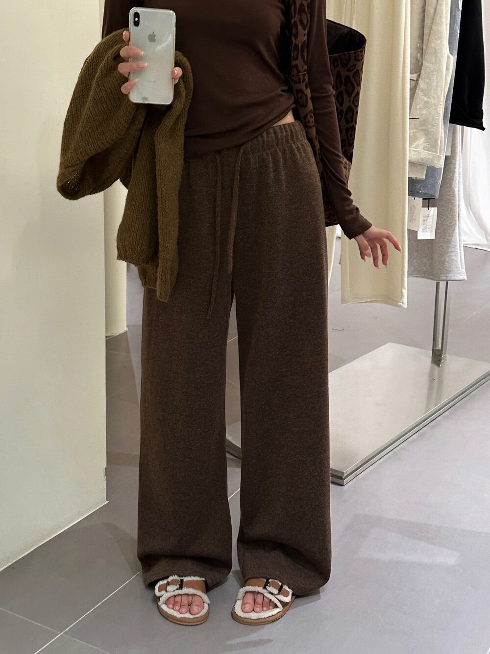 ソフトで万能な快適カジュアルパンツ