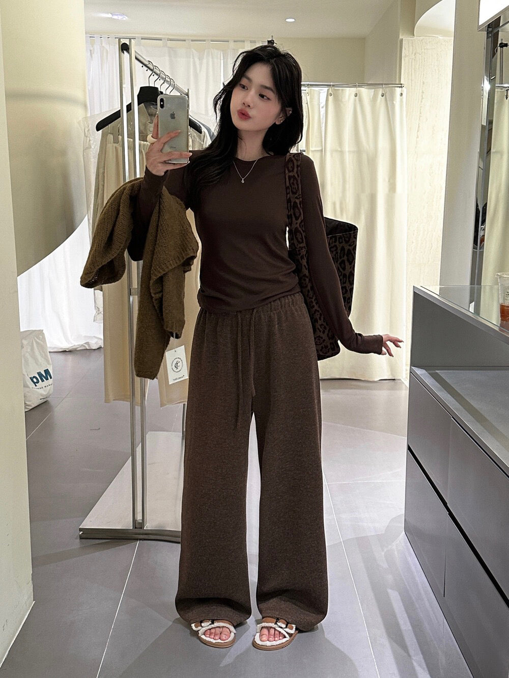 ソフトで万能な快適カジュアルパンツ