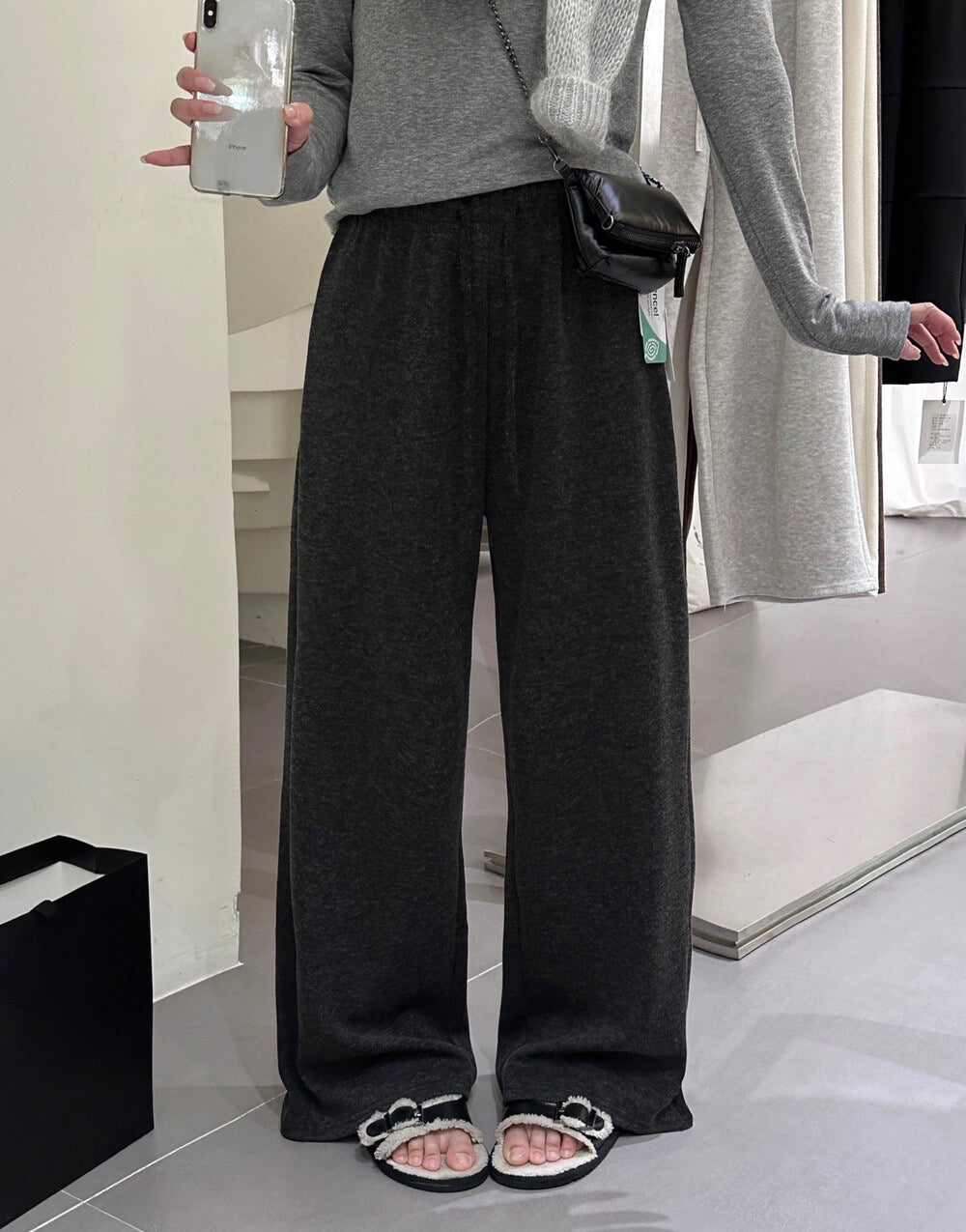 ソフトで万能な快適カジュアルパンツ