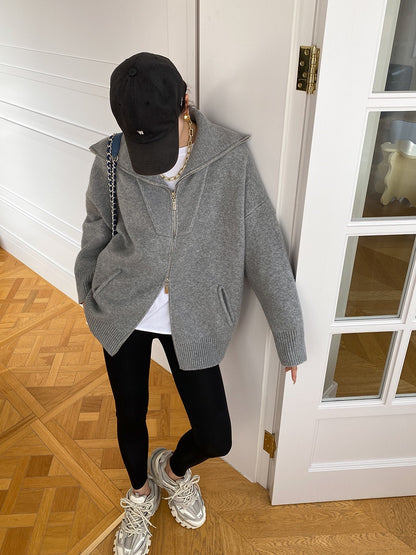 アウトポケット付きのオーバーサイズニットカーディガン