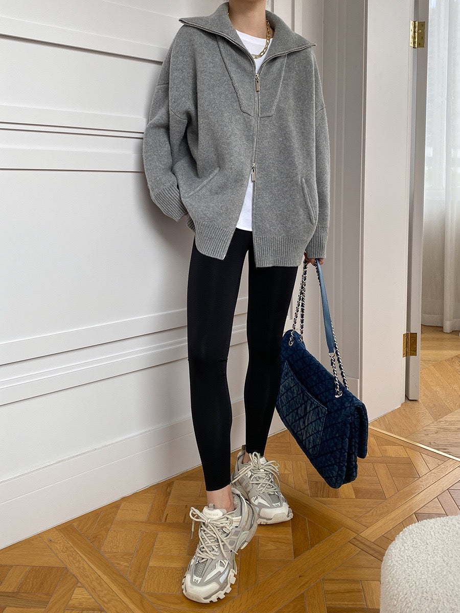 アウトポケット付きのオーバーサイズニットカーディガン