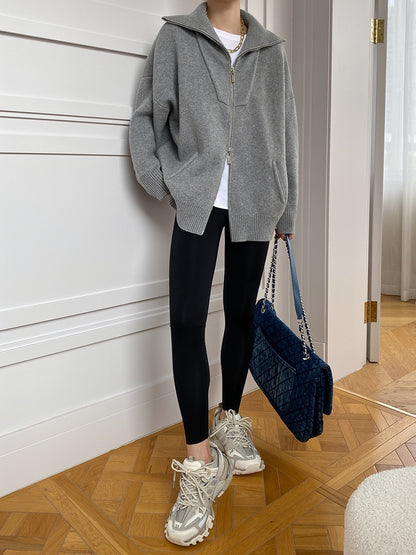 アウトポケット付きのオーバーサイズニットカーディガン