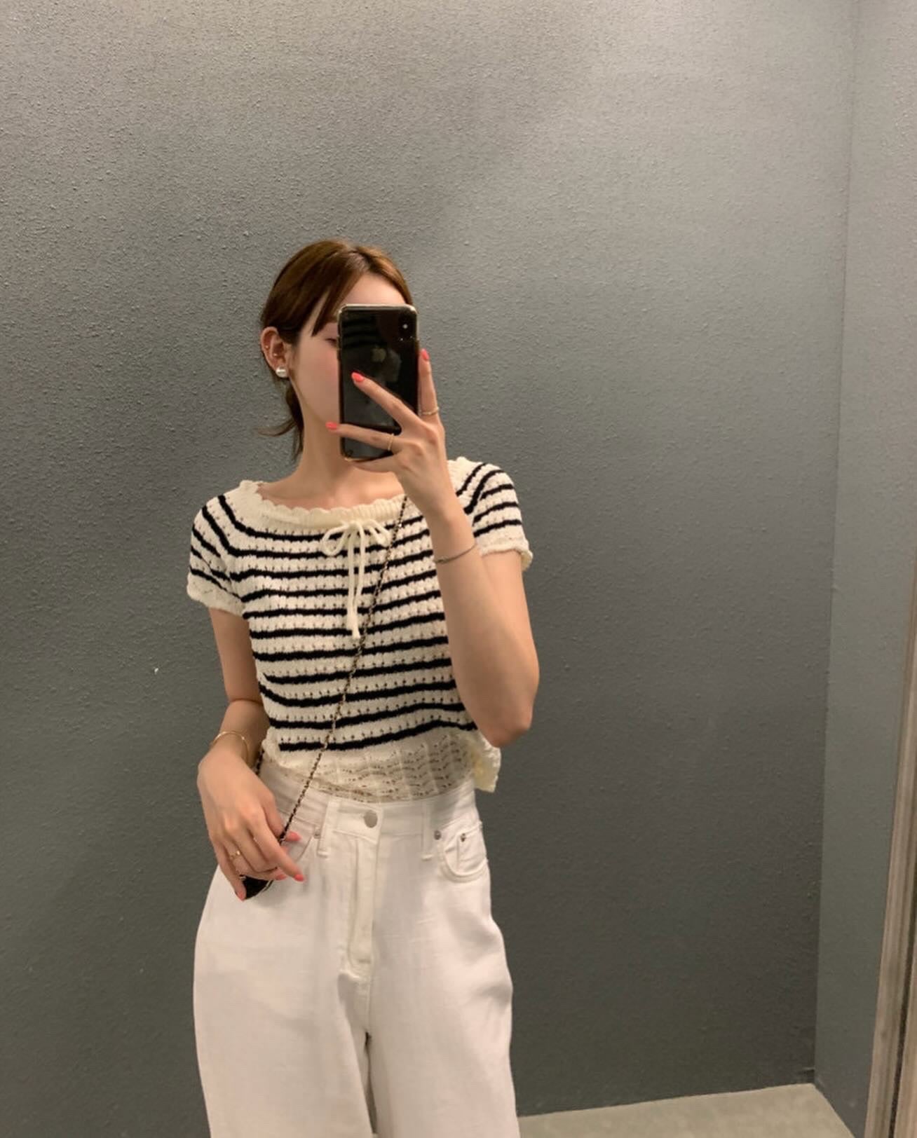 ボーダー柄の透かしリボントップス