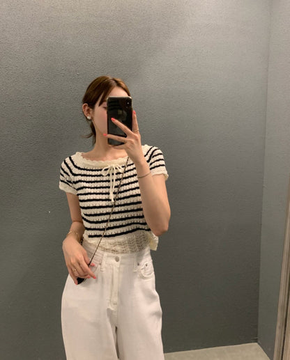 ボーダー柄の透かしリボントップス